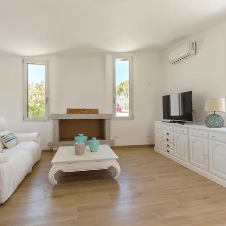 Villa Angelina Con Piscina E Giardino Privato A Pochi Passi Dalla Di Campus Villasimius